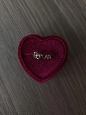 Guldfärgad ring med texten love - Love ring i storlek 19,4mm, guldfärgad.