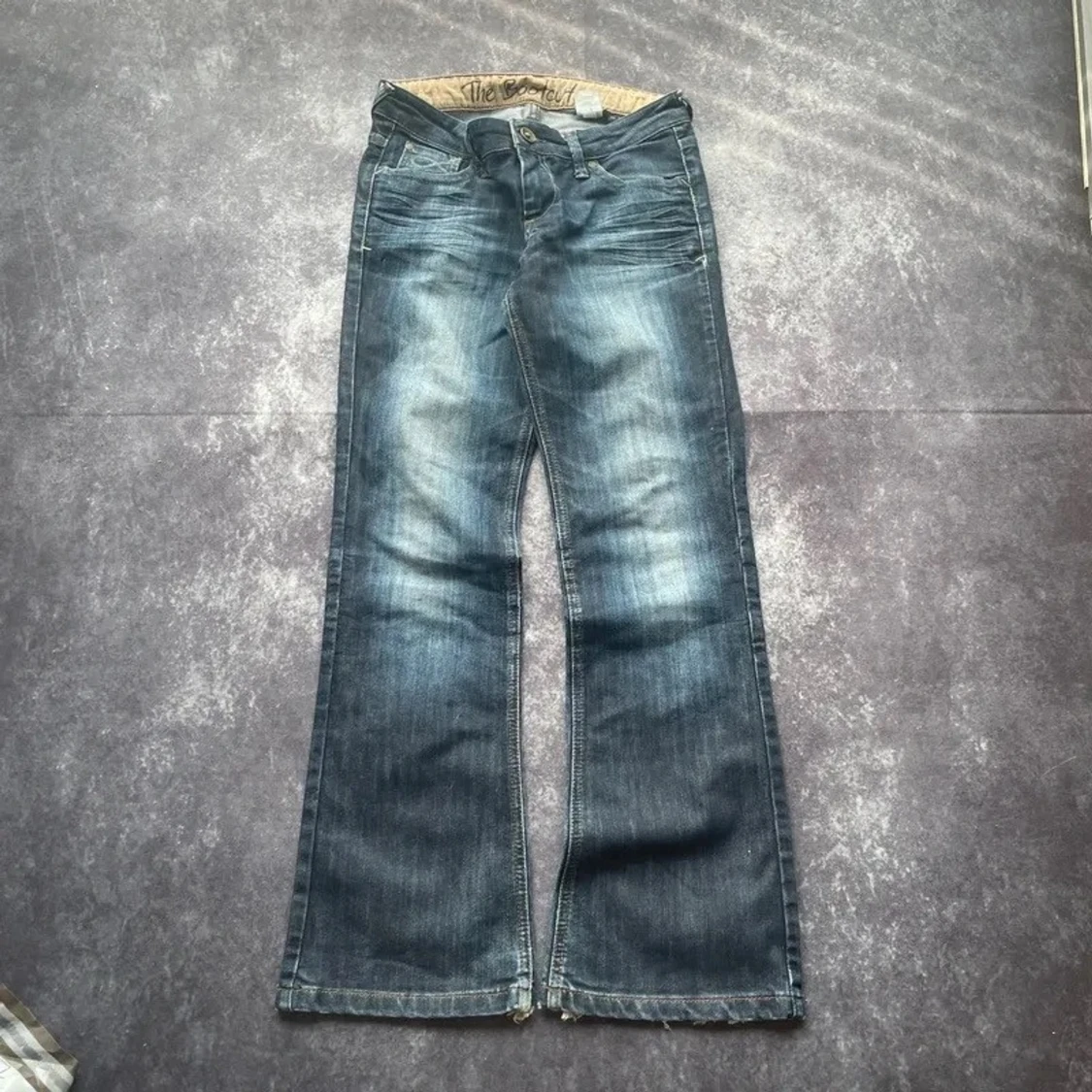 Whiskered-tvättade bootcutjeans för kvinnor från 2000-talet i storlek W29 L30 - 1