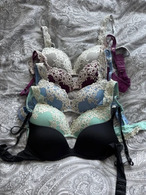 Intimisimi bhar 5 stycken paket - 5 stycken bh-ar push up från intimissimi, storlek 75a! Förutom lila som är i 70a men sitter på samma sätt. Alla är i bra skick men små skavanker finns! Säljer bara tillsammans!!