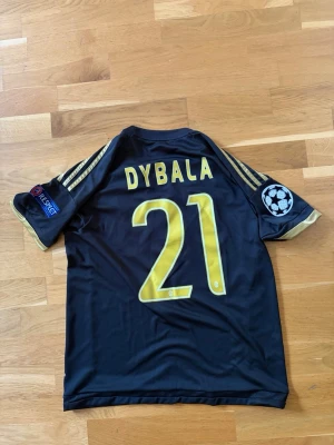 Dybala Juventus  - Dybala tröja Juventus, använd men i bra skick. Patches måste man stryka med strykjärn och bakplåtspapper så sätter de sig som vanligt