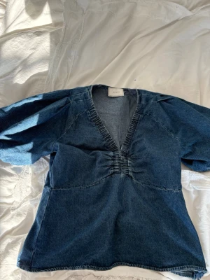 Jeansblus med puffärm från Neo Noir - Jättefin och bra skick 