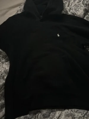 ralph lauren hoodie svart  - säljer en ralph lauren hoodie skriv för fler bilder❣️pris är diskuterbart 