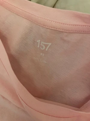 Ljusrosa t-shirt från 157 - En enkel och stilren ljusrosa t-shirt från lager 157💗