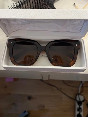 Chimi 08 - Färgen tortoise, fodral och duk medföljer. Det finns repor.
