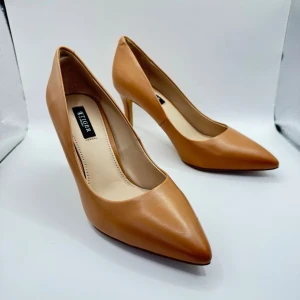 Tiger of Sweden pumps 36 - Stilrena pumps i beige med spetsig tå och klassisk klack. Skorna är tillverkade i slätt skinn och har en elegant siluett som passar till många olika outfits. Perfekta för dig som vill ha en tidlös och chic look.