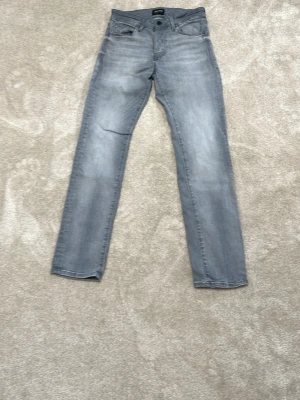 Slim fit jeans Glenn jack and Jones  - Asfeta par jeans från Jack and Jones i modellen Glenn. Jeansen är slim-fit i en saget tvätt. Använt skick men de tycker jag för dom ännu skönare att bära! Skriv om frågor eller bilder. Pris kan diskuteras vid snabb affär