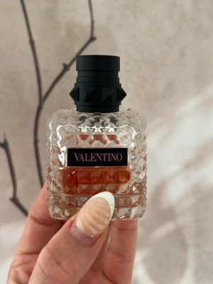 Valentino Born In Roma EDP - 30ml flaska, se bild för använd mängd. Gissar på ca 15-12 ml kvar. Köpt för ca 4 månader sen. 