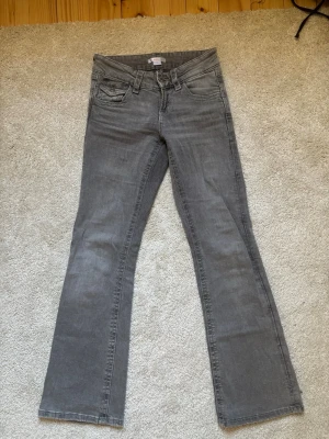 Lowwaist Bootcut jeans - Snygga jeans mycket bra skick. Säljer denna varan pågrund av att dem blivit lite för tajta i midjan. Använda hyfsat mycket. Syns dock inte, varan går ej att hitta i butik då dem utgått. Köpta för typ 1 år sedan.