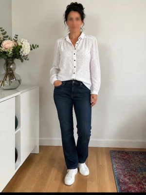 Mörkblå raka jeans - Snygga mörkblå jeans med rak passform och klassisk femficksdesign. Jeansen har normal midja och stängs med knapp och dragkedja. Perfekta till både sneakers och boots för en avslappnad stil.