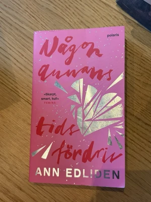 Någon annans tidsfördriv av Ann Edliden - Boken är läst men i fint skick utan skador eller defekter. Boken är på svenska. Nypris 99kr. Pris kan självklart diskuteras vid snabb affär. Bundles går att köpa! Kolla gärna in min profil för fler böcker och tveka inte på att höra av dig vid frågor!💕