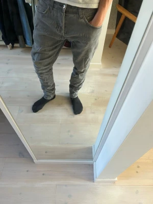 Gråa slim fit jeans herr - Säljer ett par gråa slim fit jeans med klassisk femficksdesign och normal midja. Jeansen har en något tvättad look och smal passform hela vägen ner. Perfekta för dig som gillar en avslappnad men ändå stilren vibe. Riktigt skönt material! Tveka inte att ställa fler frågor!🤗