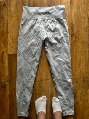 Grå leggings från Relode - Snygga grå leggings från Relode med hög midja och bred linning. Tillverkade i ett stretchigt material som sitter skönt och formar sig efter kroppen. 