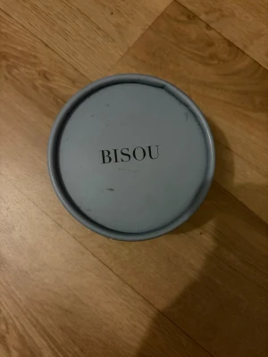 Guldigt armband med stjärnor från Bisou - Säljer ett snyggt armband från Bisou i guldigt metall med små stjärnberlocker. Kedjan är tunn och smidig, perfekt för dig som gillar detaljer. Kommer i original ask.