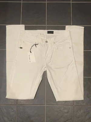 Vita raka jeans från Tigha - Tiger jeans nu pris 1600 aldrig använt dom förut 