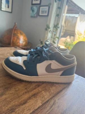 Jordan 1 low - Köpta på restock för 1600kr fint skick utöver skaven (se bilder) storlek 39. Postar samma dag eller dagen därpå