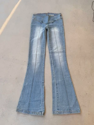 2000s lowrise bootcut jeans  - ♡︎ äkta 2000tals snygga jeans utan fickor  ♡︎ storleken är 36 passar även xs/s ♡︎ midjan mäter 36 platt (lite stretchiga) ♡︎ innerbenslängd 88 ♡︎ bootcut bredd längst ner 24  leverans samma dag som köpet  
