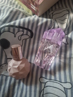 Två små parfymflaskor - Säljer två ariana grande parfymflaskor i mindre storlek. REM och sweet like candy. Dom är fulla båda två. Helt oanvända. Tar 100 för båda eller 50 för en 