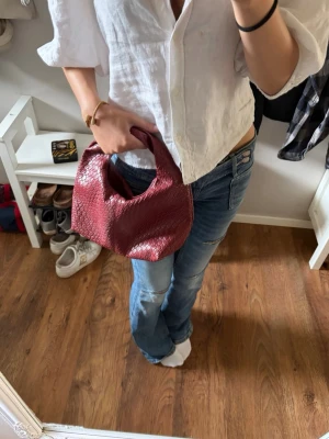 Handbag  - Vinröd liten väska från Shein