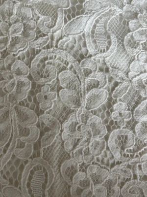 Vit spetsblus med blommönster - Söt vit topp i spets med blommigt mönster och fina detaljer. Ärmlös modell med vågig kant nedtill och vid axlarna. Perfekt för dig som gillar romantisk och feminin stil. Har knappt använt, dock finns det en liten fläck som synd på bild 4 (!!har ej försökt få bort den, så det kanske går om man är händig!!). 