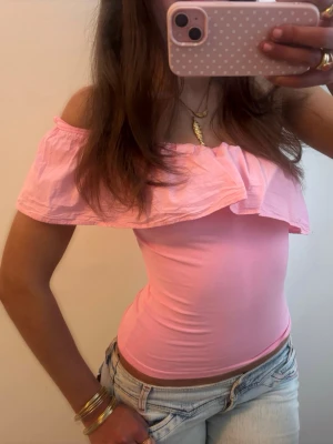 One shoulder rosa volangtopp  - Såå fin one shoulder rosa volangtopp! Jag är 168 och det är mina bilder, köp via köp nu direkt eller Swish, kvar tills markerad som såld 💖 obs barnstorlek men passar xs
