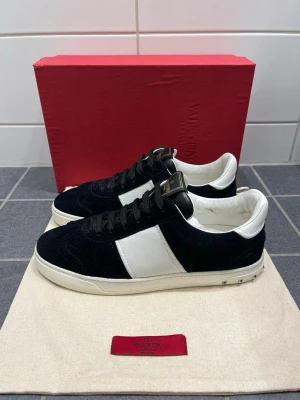Valentino Flycrew Sneakers - Tja, säljer dessa Sjukt Feta Valentino Flycrew sneakers i väldigt fink skick! Alla nitar kvar, tillbehör; låda och Dustbag! Mått innersula 25,5 cm. Hör av er vid fler frågor🤝 Priset kan diskuteras vid snabb affär🙌