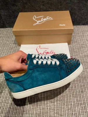Christian Louboutin skor  - Hej, säljer nu dessa svin snygga Christian Louboutin skor. Skorna är i grymt skick!  Begränsat antal boxar och dustbag. Hör av dig vid frågor.