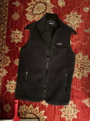 Patagonia väst - Säljer en fet patagonia väst jag jag köpte för ett tag sedan men aldrig kom till användning så den är i ny sick, storlek xs men sitter mer som en S