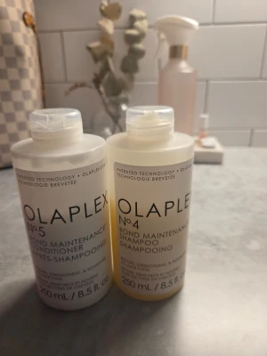 Olaplex No.4 & No.5 schampo & balsam - Säljer Olaplex No.4 Bond Maintenance Shampoo och No.5 Bond Maintenance Conditioner, båda i 250 ml plastflaskor. Schampot är ljusgult och balsamet vitt. Perfekt för dig som vill stärka och vårda håret med professionella produkter. Använt några gånger se bild 2 för kvarvarande mängd.