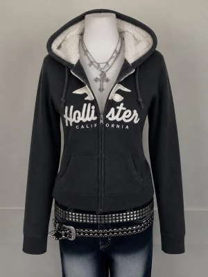 Black Hollister 2000s women’s zip up medium  -   Hollister 2000s Y2K zip-up i svart 🖤  • Storlek: M • Passform: Women’s • Färg: Svart • Era: 2000s / Y2K • Märke: Hollister  Klassisk vintage Hollister med en clean Y2K-look. Enkel att matcha med jeans, kjol eller tracksuit.  📦 Skickas snabbt och noggrant packad!