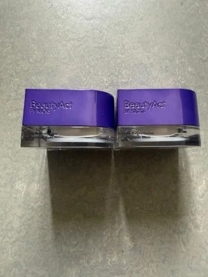 BeautyAct RetinolRevive NightLab Mask - Säljer två burkar BeautyAct by Kicks RetinolRevive NightLab Mask. Burkarna är 50 ml och har en snygg lila lock och transparent botten. Perfekt för dig som vill boosta din hudvårdsrutin med en nattmask som innehåller retinol.