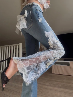Handsydda low waist bootcut jeans med lace / spets  - Säljer ett par jättefina low waist jeans med lace / spets + spets blommor, som jag sytt för hand själv. Tog flera månader att göra/sy. Jeansen är i storlek Xs/34. Helt nya. Bra kvalitet💞 #lace #lowwaist #jeans #selfmade #spets #bootcut