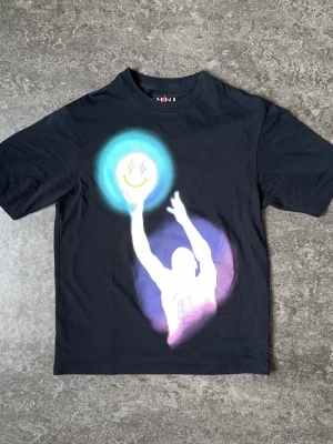 Jordan x J Balvin Apparel Collection Men’s Tee - 👕 Plagg: T-shirt                                                 📏 Storlek: S, men kan även passa M eftersom det är relaxed fit.                                                  🏷️ Märke/modell:  Jordan x J Balvin Apparel Collection Men’s Tee                                          ✨ Skick: Fint skick, 8/10. Endast använd några enstaka gånger, annars i väldigt bra skick.                                                                    Vid frågor eller funderingar är det bara att skriva!