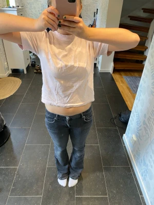 Ljusrosa basic t-shirt - En enkel ljusrosa t-shirt med rund hals och korta ärmar. Modellen är rak och något croppad, vilket ger en avslappnad vibe. Perfekt att matcha med jeans eller kjol för en clean och stilren look. Materialet är mjukt bomullstyg. Lite skrynklig😅