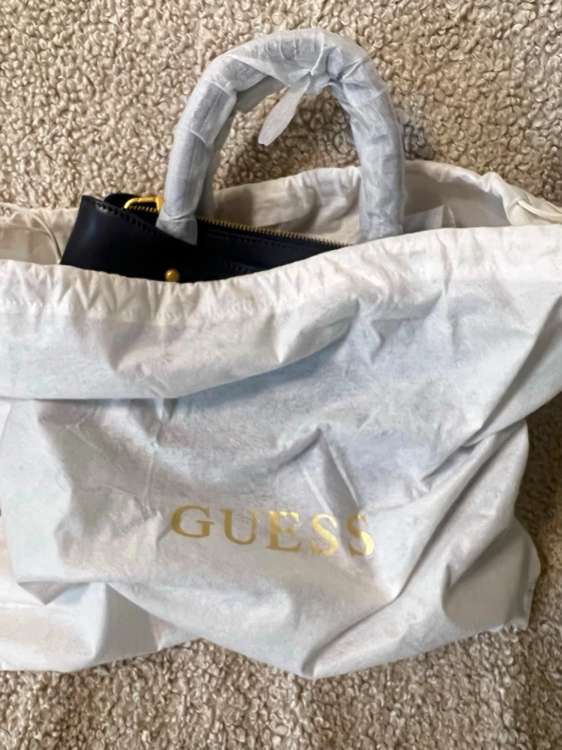 Svart handväska från Guess - 2