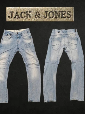 Jack & Jones JJ Core Stan Osaka JJ396 Sup Jeans W32/L34 Ljusblå - Säljer ett par ljusblå jeans från Jack & Jones med coola sömdetaljer och slitningar på knäna. Jeansen har fem fickor, normal midja och raka ben. ❌ Passformsbilder skickas ej. Se mått! 💬 Prisförslag välkomnas. 🚫 Rökfritt & djurfritt hem. 📦 Skickas inom 24 timmar. 😱 Smutsfläckar kan förekomma