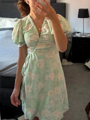Adoore ferrone mini dress - Säljer denna Adoore ferrone mini dress i storlek 32 med lappar kvar. Ord. pris 1 800 kr