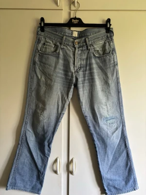 Vintage Evisu Jeans - Säljer ett par ljusblå vintage Evisu Jeans med en vintage bootcut/lös passform, samma passform som dom flesta vintage jeansen från bl.a Levis har. Slitningarna på benen ska nog vara där, iallafall vad jag vet, jag har själv inte använt dom så värst mycket! Storlek: 32/32