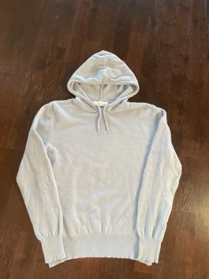 Sayless cashmere hoodie - Det är en ljusblå cashmere hoodie från sayless. Passar någon mellan 160/165 Den är endast använd 2 gånger och blivit hand tvättad försiktigt en gång. Alltså är den i toppen skick!Nypris är 899kr. Hör av dig vid minsta fundering😊