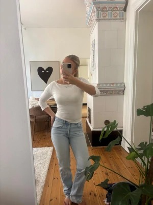 Zara jeans - Fina jeans från Zara som tyvärr blivit försmå för mig. Inga tecken på användning. Fin tvättad färg med lite ”sliten” finish. Raka i modellen med medelhög midja, fyra knappar