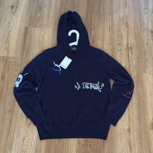 Zadig & Voltaire hoodie - Säljer denna galet feta och eftertraktade Zadig & Voltaire hoodien, detta är en äldre modell som är lite mindre i storleken, storlek S men passar XS, är även i 100% Kashmir. Tröjan är i nyskick mer eller mindre och tagg finns kvar. Pris  kan diskuteras! 💥