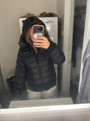 Vinter jacka  - Säljer nu min vinterjacka, den är perfekt för kalla dagar. Inga skador på den. Den är precis som ny, använt några gånger. Pris kan diskuteras. 