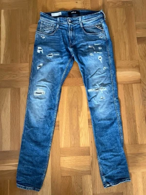 Blå replay anbass - Säljer nu ett par blå replay anbass jeans, dom e Storlek 29w och i mycket bra skick. Hör av er vid minsta lilla fråga, Priset är heller inte helt bestämd. 💯💯