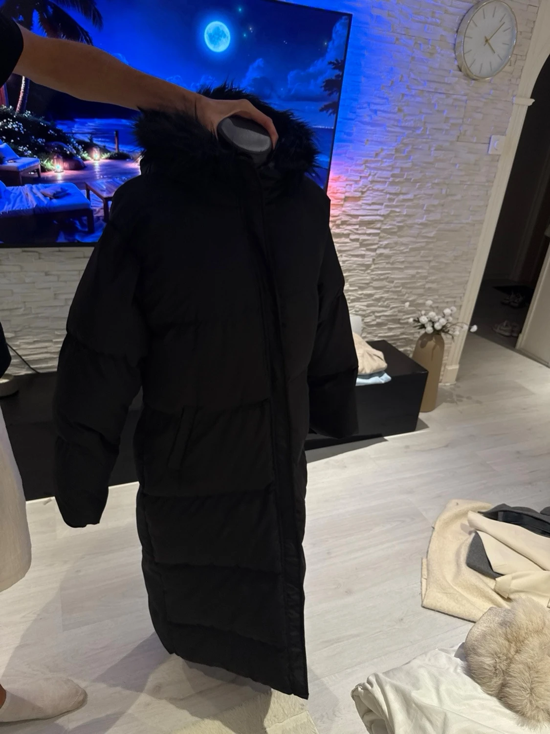 Lång svart dunjacka med huva - 1