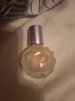Ariana grande moonlight mini parfym - Säljer min ariana grande moonlight mini parfym den är aldrig använd. Rare merch