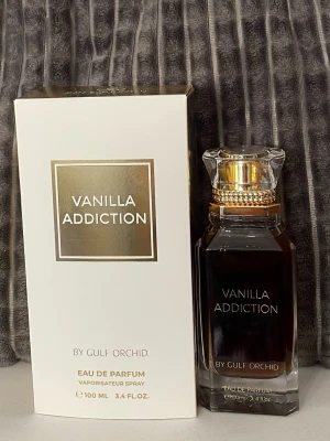 Vanilla Addiction Gulf orchid  - Vanilla Addiction från Gulf Orchid är en Eau de Parfum på 100 ml.  Se bilder då flaskan är nästan helt full,  noter finns med bland bilderna. Och produktions datum och utgångsdatum finns med på bilderna.  En parfym som påminner om kayali vanilla 28. Jag postar alltid snabbt. Kolla även mina andra annonser för samfrakt. 