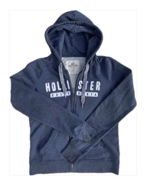 Hollister ziphoodie - Mycket bra skick Marinblå Storlek XS Jag är 180cm och 66kg