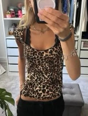 Leopardmönstrad topp - Snygg leopardmönstrad mesh topp med v-ringning och korta ärmar. Tunn och stretchig, perfekt för att addera lite edge till din outfit. Tight passform och transparent material ger en trendig vibe.