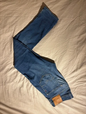 Replay Grover jeans - Säljer ett par riktigt feta Replay Grover jeans i storlek w29 l32. Jeansen har perfekt passform och är i slim-modell. Skicket på jeansen är 8/10 och är lite slitna. Kontakta mig gärna vid frågor🤙