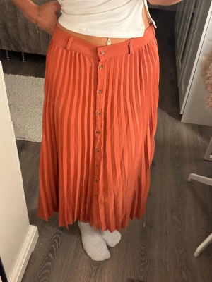 Plisserad orange långkjol med knappar - Snygg långkjol med knappar från stradivarius 💕