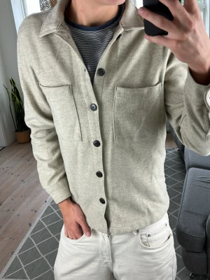 Stickad Overhsirt Beige  - Super snygg och stilren! Mått: A:53 B:49 C:52 D:64 (cm) Skriv vid fundering! 😇🙌
